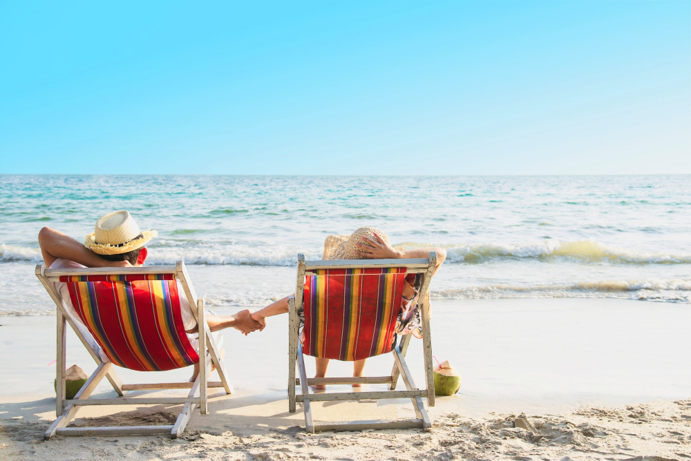 relax-couple-lay-down-beach-chiar-with-sea-wave-man-woman-have-vacation-sea-nature-concept почивка-плаж-релакс