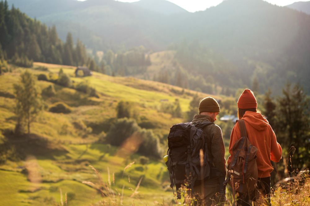 travelers-exploring-surroundings-together пътуване-заедно-туристи
